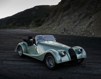 Amerykański debiut. Morgan plus four z systemem car audio Sennheisera