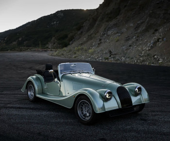 Amerykański debiut. Morgan plus four z systemem car audio Sennheisera