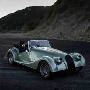 Amerykański debiut. Morgan plus four z systemem car audio Sennheisera