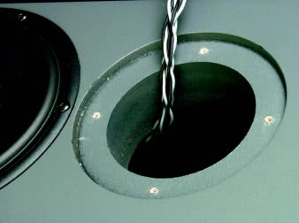 Front Credo jest jeszcze bardziej masywny niż Donny - ma grubość 6-cm na całej wysokości, a cała kolumna masę ponad 50kg.