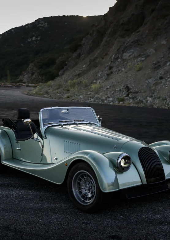 Amerykański debiut. Morgan plus four z systemem car audio Sennheisera