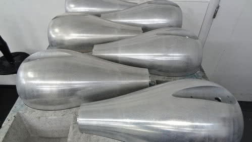 Średniotonowe "głowy", wcześniej wykonane z Marlanu, są teraz odlewane z aluminium. Tutaj już oczyszczone i przygotowane do lakierowania.