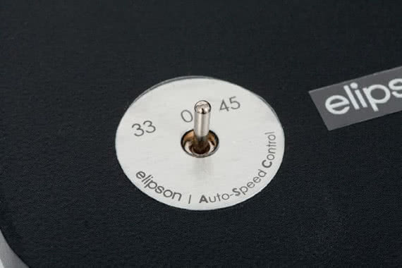 W Alpha 100 mamy wygodną, elektroniczną regulację prędkości obrotowej, przełącznikiem hebelkowym wybieramy standard 33,3 lub 45 obr./min, a w pozycji środkowej wyłączamy gramofon.