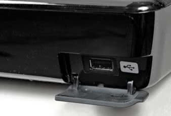 Maleńka klapka kryje przednie wejście USB,
wygodne, by przenieść dane z komputera.