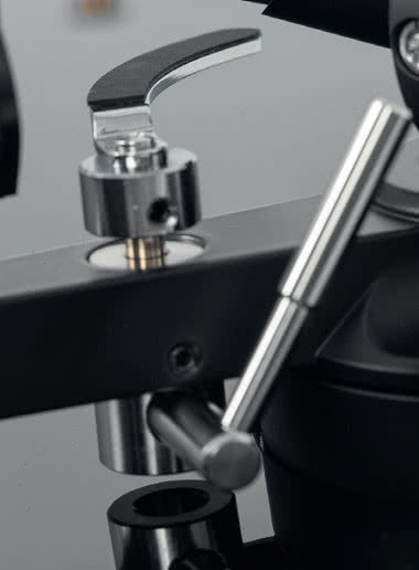 Miracord 60 to gramofon manualny, do opuszczania (i podnoszenia) ramienia służy tradycyjna winda z tłumikiem silikonowym.