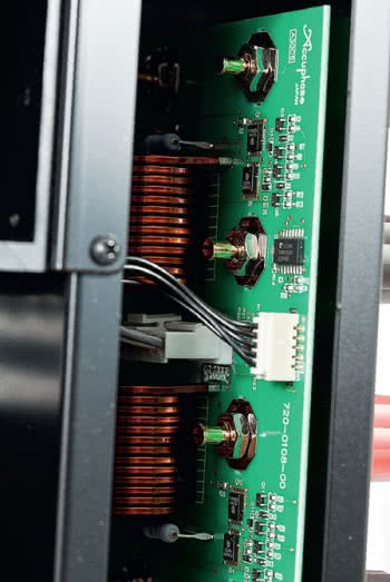 Przełączniki w sekcji zabezpieczeń wykonano na bazie elementów MOSFET, zamiast mechanicznych przekaźników.