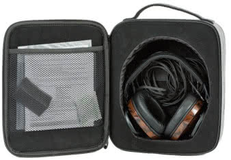 Wraz ze słuchawkami otrzymujemy elegancki
i wygodny neseserek, wnętrze wykonano
z delikatnego, wręcz przytulnego materiału