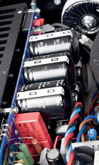 Całą resztę zasilacza, filtry oraz prostowniki zbudowano już niezależnie na płytkach każdej z końcówek mocy.