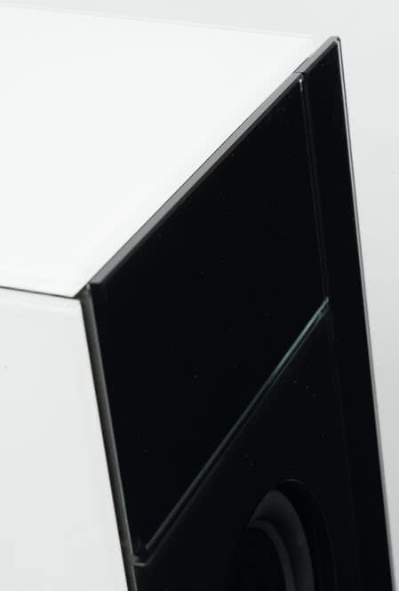 Panele wokół głośników są zawsze szklane (czarne), pozostałe mogą być szklane (na zdjęciu białe) lub drewniane.