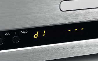 Wyświetlacz ma zarówno sekcję dla płyt,
jak też wskazuje wybrane wejście cyfrowe.
