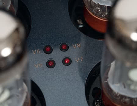 EVO 400 ma system automatycznej regulacji prądu podkładu, awaria jest sygnalizowana poprzez diody (po jednej dla każdej z lamp wyjściowych).