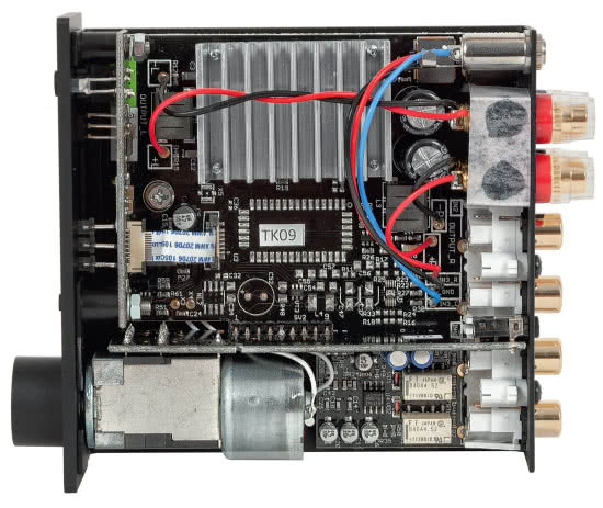 Stereo Box S2 ma obrotowy potencjometr (nawet z silniczkiem), przekaźniki wyboru wejść, a także malutki radiator – najbardziej przypomina klasyczny wzmacniacz, tylko "przeskalowany".