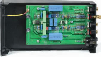 Uwagę zwracają bardzo duże kondensatory
sprzęgające, a także oporniki obok przełączników DIP.