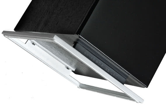 Zamiast na masywnym cokole lub chimerycznych nóżkach, Zensory opierają się na wizualnie delikatnym, ale dostatecznie solidnym aluminiowym stelażu.