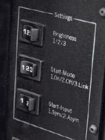 Zestaw przełączników na tylnej
ściance: jaskrawość wyświetlacza,
sposób włączania urządzenia oraz
wejście aktywne po włączeniu.