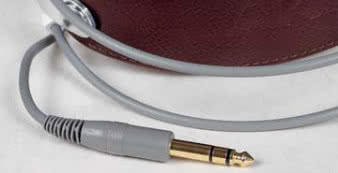 W AKG nawet przejściówka na mini-Jack
jest bardzo solidna i obficie pozłacana.