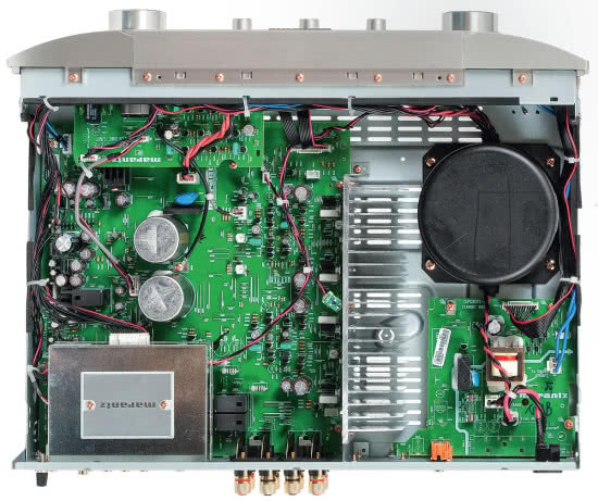Obwody sekcji audio i elementy zasilacza rozdziela radiator końcówek mocy. Konstrukcja końcówek mocy nie zmieniła się znacząco od czasów PM6005, bazuje na dwóch parach tranzystorów Sanken.