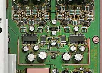 Układ rozdzielono pomiędzy dwa kanały jeszcze
na etapie przetworników, montując po jednym
konwerterze NPC w każdym torze sygnału.