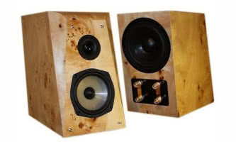 Dlaczego niektóre kolumny mają pochylone przednie ścianki? Czy przyniesie poprawę pochylanie do tyłu "normalnych" kolumn?