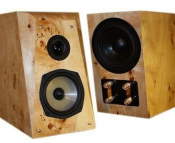 Dlaczego niektóre kolumny mają pochylone przednie ścianki? Czy przyniesie poprawę pochylanie do tyłu "normalnych" kolumn?