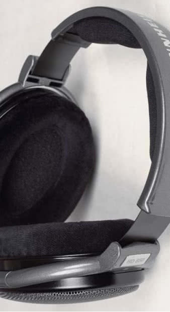 Owalne muszle Sennheiserów dobrze pasują
do kształtu ucha, materiał ich poduszek jest
przyjemny w dotyku, tylko zbyt sztywny pałąk
powoduje, że naciskają na głowę zbyt mocno.