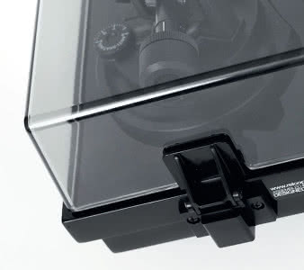 Przydymiona pokrywa dodaje elegancji,
zadbano też o porządne zawiasy, co wśród
tanich modeli nie jest sprawą oczywistą.