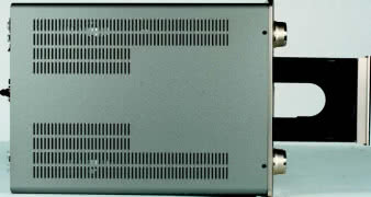 Obudowa Kenwooda najeżona jest otworami wentylacyjnymi.
Układy upakowano na niewielkiej powierzchni, a końcówki mocy
są klasyczne, analogowe - to musi się grzać. Na górnej płytce
zgromadzono
elektronikę cyfrową,
Kenwood sięgnął po
renomowane podzespoły AKM i Analog
Devices.