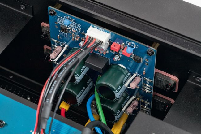 W najnowszej wersji 600.2 w selektorach wejść zainstalowano przekaźniki.