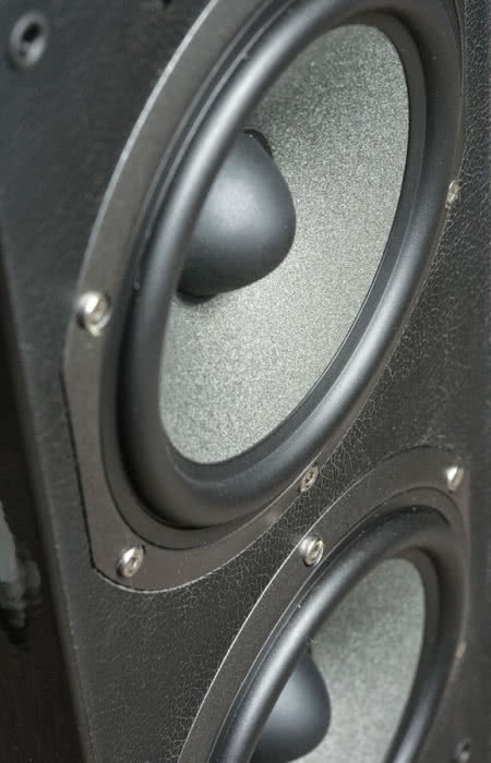 Para 5-calowych głośników pracuje wspólnie w zakresie niskotonowym, w systemie bas-refleks – tym sposobem nawet szczupła kolumienka może zagrać całkiem zgrabnym basem.