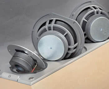 Dlaczego w przeszłości częściej spotykało się duże głośniki niskotonowe, a obecnie dominują znacznie mniejsze?