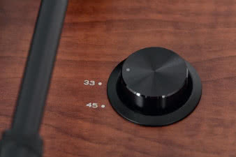 W wielu swoich gramofonach Teac
stosuje wygodną, elektroniczną regulację
prędkości obrotowej, tutaj dla wersji 33,3
oraz 45 obr./min.