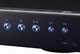 Można nie zauważyć portu USB,
ponieważ ukryty pod ciemną zaślepką zlewa
się z linią frontu.