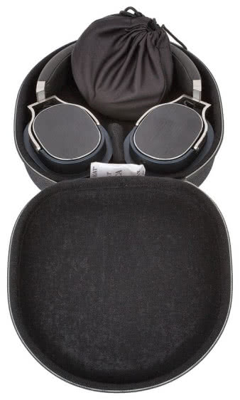 Etui jest wykończone
miękkim, "jeansowym"
materiałem z zewnątrz,
ale usztywnione
od środka, by
skutecznie chronić
słuchawki na czas transportu.
Oprócz słuchawek,
zmieszczą się tutaj
akcesoria. 