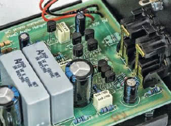 Wzmocnienie w tranzystorach, elementy bierne
przewlekane - technika konwencjonalna, ale jakiej
byśmy tu chcieli?