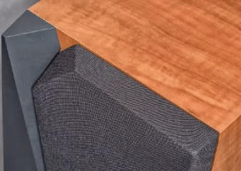 Cały wysiłek
artystyczny skupił się
na froncie; sama skrzynka
jest już zupełnie
konwencjonalna, ale jej
prosta forma to dobre
"tło" dla ekscesów
przedniej ścianki.