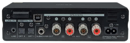 Udało się poukładać gniazda dla wszystkich najważniejszych standardów, są nawet bardzo przyzwoite terminale głośnikowe, chociaż wejście analogowe przygotowano na 3,5-mm gniazdku. Złącze USB-B to dzisiaj kontakt ze światem, AI-101DA przyjmuje sygnały PCM 24 bit/192 kHz, wyposażenie obejmuje również gniazda optyczne.