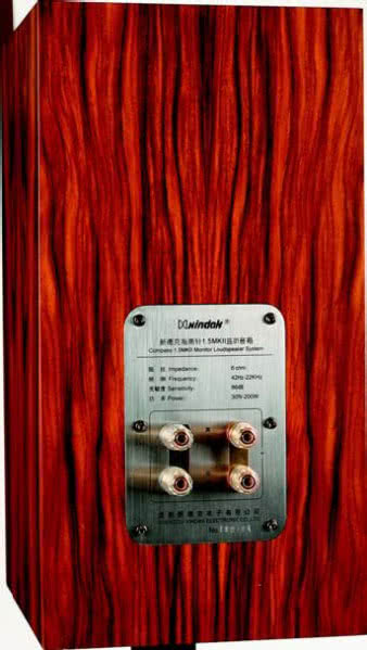 Z tyłu czeka na nas miła niespodzianka,
skądinąd odpowiednia dla pozycji, jaką zajął
Compass 1.5 - zamiast standardowego
gniazda mamy dwie pary poważnych zacisków
zainstalowanych na metalowej płycie
z wygrawerowaną nazwą urządzenia.