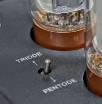 Przełączenie między trybem triodowym a pentodowym
wymaga tylko chwilowego wyłączenia wzmacniacza
i przestawienia dwóch łatwo dostępnych
hebelków (niezależnych dla obydwu kanałów).