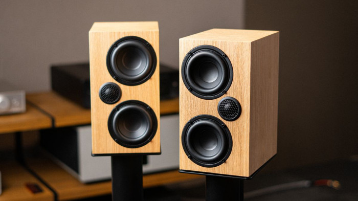 Kolumny Ophidian w salonie Q21