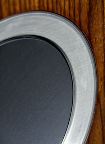 Głośniki niskotonowe fascynują swoją enigmatycznością.
Z zewnątrz membrana jest płytką miską
(oksydowane na czarno aluminium), ale 