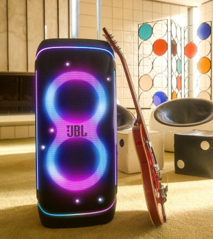 Kolejny imprezowy głośnik JBL - Partybox 720. Świetlne pokazy i 15 godzin grania