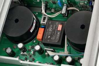 W rozbudowanym zasilaczu pracują
aż trzy transformatory sieciowe.