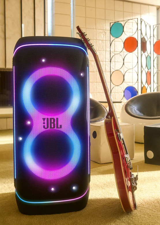 Kolejny imprezowy głośnik JBL - Partybox 720. Świetlne pokazy i 15 godzin grania