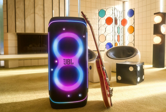 Kolejny imprezowy głośnik JBL - Partybox 720. Świetlne pokazy i 15 godzin grania