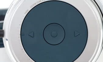 W prawą muszlę wbudowane są również przyciski
sterujące odtwarzaczem.