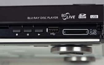 Niska klapka z przodu ukrywa dostęp do dwóch
ciekawych gniazd - USB oraz slotu dla kart pamięci.