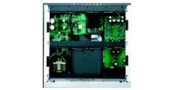 W środku odtwarzacza wyraźnie widoczna modułowa budowa urządzenia oraz starania o jego mechaniczną stabilność.