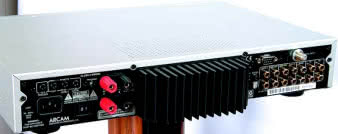 Wystający z tyłu radiator
zdradza, że to co z przodu
wygląda na odtwarzacz, musi również
wzmacniać...