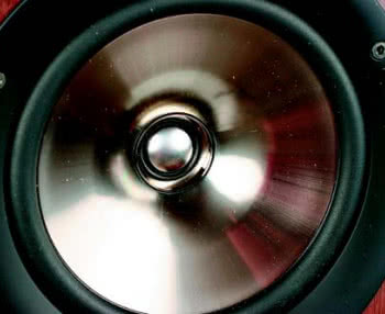 Jakie są najlepsze materiały dla membran głośników niskotonowych i średniotonowych?