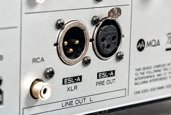 Wyjścia analogowe są aż trzy – jedno z dwóch XLR może pracować w firmowej konfiguracji ESL-A.